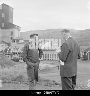 Aktuell 46-7-1960: Soll dieses Dorf verwüstet werden? Die Bergbaugemeinde Bjørkåsen steht vor ihrem Niedergang, wenn nicht bald neue Arbeitsplätze geschaffen werden. Die Erzreserven reichen nur für 2 1/2 Betriebsjahre aus. Die Jungen fliehen aus dem Dorf, und die Alten sind beunruhigt über die Ungewissheit. „Es muss eine neue Industrie aufgebaut werden, das ist eine beliebte Forderung“, sagt die Ballangsværingen. Foto: Bjarne Amundsen / Aktuell / NTB ***FOTO NICHT ABGEBILDET*** Stockfoto