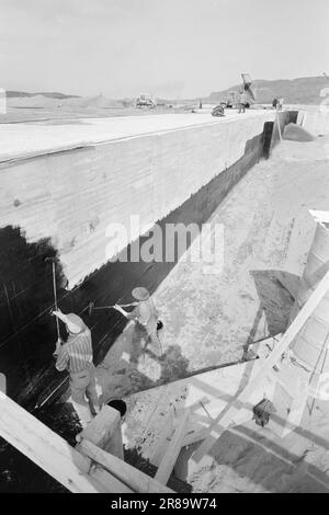 Aktuell 27-10-1960: Der Fluss wird verschoben, damit die Flugzeuge ankommen. Ein NATO-Zuschuss in Höhe von 40 Mio. € für den Ausbau des Flughafens Værnes in Stjørdal.Photo Sverre A. Børretzen: Aktuell / NTB ***Photo not image PROCESSED*** Stockfoto