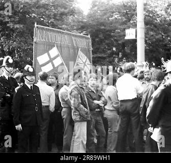 Ein rechtsextremen Marsch der Nationalen Front, London, England, Großbritannien, umgeben von Polizeibeamten, September 1978. Am selben Tag fand in London ein marsch der Anti-Nazi-Liga statt, so dass die Polizei in großer Zahl dort war. Stockfoto
