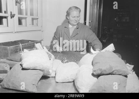 Aktuell 6-2-1960: Geburt und Tod der Krone Aktuell folgte dem Erstellungsprozess eines Kronenstücks in Mynta. Foto: Ivar Aaserud / Aktuell / NTB ***FOTO NICHT ABGEBILDET*** Stockfoto