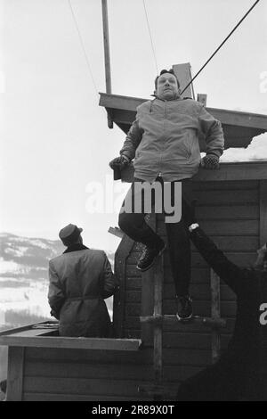 Aktueller 2.-2.-1960.: Anstoß mit dem Olympiaport die Skifahrer und Skater hatten am vergangenen Wochenende ihren ersten großen präolympischen Krafttest, die Skater in Trondheim, die Skispringer und die Skilanglauf in Gjøvik. In diesem Bericht berichten unsere Mitarbeiter in Texten und Bildern über die Situation, die zu den Besten zählt. Foto: Ivar Aaserud / Aktuell / NTB ***FOTO NICHT ABGEBILDET*** Stockfoto