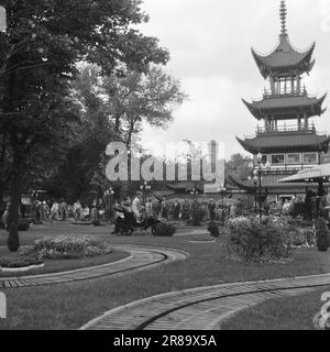 Aktueller 34-1-1960: Ein glücklicher Tag im Abenteuerpark Hier ist der Tivoli-Garten Kopenhagens – das Karussell voller glücklicher Erinnerungen für Zehntausende Norweger – der Abenteuergarten, den niemand kopieren kann. Foto: Ivar Aaserud / Aktuell / NTB ***FOTO NICHT ABGEBILDET*** Stockfoto