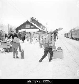 Aktuell 5-8-1960: Skifahren, Shows und Nachtclubs die Touristen dürfen keine Sekunde lang gelangweilt sein. Geilo begeistert mit Skifahren, Shows und Nachtclubs. Jeden Tag strömen neue Touristen nach Geilo, um Ski zu fahren und Spaß zu haben. Sogar im Januar sind die Hotels praktisch voll. Foto: Ivar Aaserud / Aktuell / NTB ***FOTO NICHT ABGEBILDET*** Stockfoto