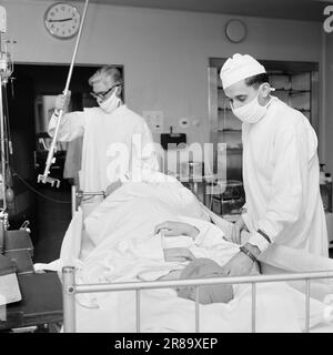 Stromstärke 16-9-1960: Ein Blick ins Gehirn für fünf Stunden der Chirurg stand am Kopf des Patienten. Und nicht eine von ihnen konnte ihn ausruhen, weil ihm ein Mensch sein Leben anvertraut hatte. Den Mitarbeitern von Aktuell wurde gestattet, die Operation bei Rikshospitalet in Oslo zu verfolgen. Foto: Aage Storløkken / Aktuell / NTB ***FOTO NICHT VERARBEITET*** Stockfoto