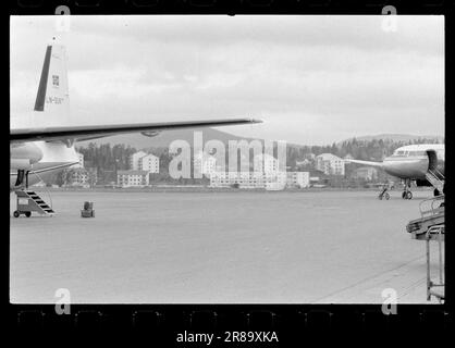 Strom 47-1-1960: Die Flugzeuge ins Wohnzimmer. Wir wissen noch zu wenig über die Auswirkungen von Lärm auf das Gehör und die Nerven. Dennoch beginnen wir mit dem Bau eines großen Flughafens in einem dicht bebauten Gebiet: Fornebu. Zwar wurden viele Häuser gebaut, nachdem der Flughafen kam, aber es ist klar, dass dies ein typisches Wohngebiet war, das gut für die Vorstadtentwicklung geeignet war. Neue Apartmentblöcke umgeben die Landebahnen in Fornebu. Foto: Ivar Aaserud / Aktuell / NTB ***FOTO NICHT ABGEBILDET*** Stockfoto