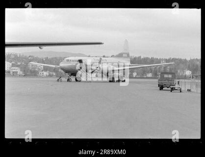 Strom 47-1-1960: Die Flugzeuge ins Wohnzimmer. Wir wissen noch zu wenig über die Auswirkungen von Lärm auf das Gehör und die Nerven. Dennoch beginnen wir mit dem Bau eines großen Flughafens in einem dicht bebauten Gebiet: Fornebu. Zwar wurden viele Häuser gebaut, nachdem der Flughafen kam, aber es ist klar, dass dies ein typisches Wohngebiet war, das gut für die Vorstadtentwicklung geeignet war. Neue Apartmentblöcke umgeben die Landebahnen in Fornebu. Foto: Ivar Aaserud / Aktuell / NTB ***FOTO NICHT ABGEBILDET*** Stockfoto