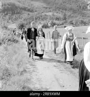 33. 2. 1960: Brautprozession in Hardanger. Synnøve Hauge und Samson Bjørke haben Vikøy in der Kirche geheiratet, auf gute alte Weise. Foto: Ivar Aaserud / Aktuell / NTB ***Foto nicht verarbeitet*** Stockfoto