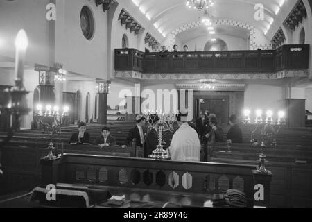 Derzeit 52.-1.-1960.: Chanukka dauert bis Ostern. Auch in diesem Land gibt es Menschen, die Weihnachten nicht feiern, keine Weihnachtsbäume schmücken und keine Weihnachtslieder singen. Komischerweise sind es die Mitglieder der mosaikischen Religionsgemeinschaft in Norwegen, Jesu eigenes Volk, die Juden. Im Gegenzug feiern sie andere religiöse Feiertage mit mindestens ebenso viel Festlichkeit. Foto: Sverre A. Børretzen / Aktuell / NTB ***FOTO NICHT IMAGE PROCESSED*** Stockfoto