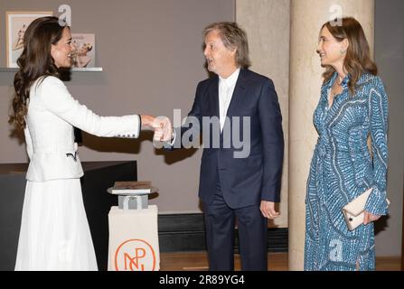 Die Prinzessin von Wales spricht mit Sir Paul McCartney und seiner Frau Nancy Shevell während eines Besuchs, um die National Portrait Gallery in London nach einem dreijährigen Renovierungsprogramm wieder zu eröffnen. Die Galerie hat seit der Schließung ihrer Türen im März 2020 eine umfassende Umgestaltung durchlaufen, die größte seit der Eröffnung des Gebäudes vor 127 Jahren. Foto: Dienstag, 20. Juni 2023. Stockfoto