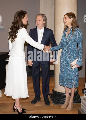 Die Prinzessin von Wales spricht mit Sir Paul McCartney und seiner Frau Nancy Shevell während eines Besuchs, um die National Portrait Gallery in London nach einem dreijährigen Renovierungsprogramm wieder zu eröffnen. Die Galerie hat seit der Schließung ihrer Türen im März 2020 eine umfassende Umgestaltung durchlaufen, die größte seit der Eröffnung des Gebäudes vor 127 Jahren. Foto: Dienstag, 20. Juni 2023. Stockfoto