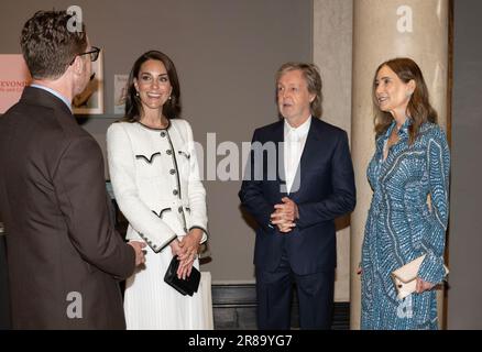 Prinzessin von Wales mit (von links nach rechts) Nicholas Cullinan, Direktor der National Portrait Gallery, Sir Paul McCartney und seiner Frau Nancy Shevell bei einem Besuch zur Wiedereröffnung der National Portrait Gallery in London nach einem dreijährigen Renovierungsprogramm. Die Galerie hat seit der Schließung ihrer Türen im März 2020 eine umfassende Umgestaltung durchlaufen, die größte seit der Eröffnung des Gebäudes vor 127 Jahren. Foto: Dienstag, 20. Juni 2023. Stockfoto