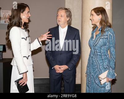 Die Prinzessin von Wales spricht mit Sir Paul McCartney und seiner Frau Nancy Shevell während eines Besuchs, um die National Portrait Gallery in London nach einem dreijährigen Renovierungsprogramm wieder zu eröffnen. Die Galerie hat seit der Schließung ihrer Türen im März 2020 eine umfassende Umgestaltung durchlaufen, die größte seit der Eröffnung des Gebäudes vor 127 Jahren. Foto: Dienstag, 20. Juni 2023. Stockfoto