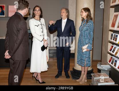 Prinzessin von Wales mit (von links nach rechts) Nicholas Cullinan, Direktor der National Portrait Gallery, Sir Paul McCartney und seiner Frau Nancy Shevell bei einem Besuch zur Wiedereröffnung der National Portrait Gallery in London nach einem dreijährigen Renovierungsprogramm. Die Galerie hat seit der Schließung ihrer Türen im März 2020 eine umfassende Umgestaltung durchlaufen, die größte seit der Eröffnung des Gebäudes vor 127 Jahren. Foto: Dienstag, 20. Juni 2023. Stockfoto