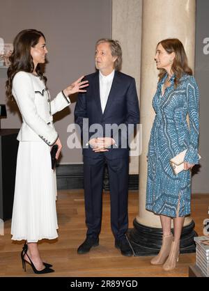 Die Prinzessin von Wales spricht mit Sir Paul McCartney und seiner Frau Nancy Shevell während eines Besuchs, um die National Portrait Gallery in London nach einem dreijährigen Renovierungsprogramm wieder zu eröffnen. Die Galerie hat seit der Schließung ihrer Türen im März 2020 eine umfassende Umgestaltung durchlaufen, die größte seit der Eröffnung des Gebäudes vor 127 Jahren. Foto: Dienstag, 20. Juni 2023. Stockfoto