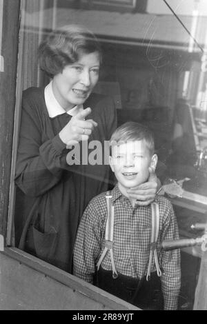 Tatsächlich 9-1-1947: Einar Gerhardsen unterhielt sich am 10. Mai informell mit Premierminister Einar Gerhardsen, der am 50. Mai wird, und in diesem Fall hat "Aktuell" ihn in seinem Versteck, dem Cottage "Kristi Rolighet" in Bærum, gesucht. Redakteur per Bratland beschreibt das Leben dort draußen in Text und Bildern. In einem Gespräch mit dem Jubiläum werden die größten politischen Probleme angesprochen. Foto: Aktuell/NTB ***FOTO NICHT VERARBEITET*** Stockfoto