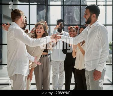 Nahaufnahme der erfolgreiche Unternehmer schließen einen Vertrag Stockfoto