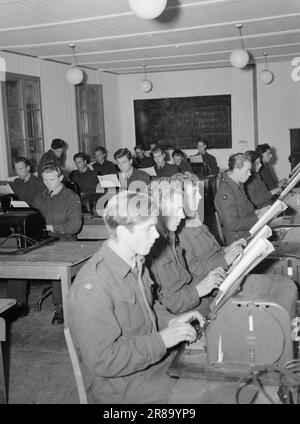 Aktuell 24-4-1947: Sicherer Flugverkehr die Kommunikations- und Radarschulen der Air Force in Lutvann trainieren diejenigen, die für den Kommunikationsdienst der Air Force verantwortlich sind. Peinlich, pedantische Genauigkeit sind wichtige Eigenschaften. 3 unverzichtbare Geräte im Sicherheitsdienst Eine Klasse wird den Betrieb eines teletypewriters üben. Über große Entfernungen ist es das zuverlässigste Kommunikationsmittel, das Sie haben. Remote-Drucker werden hauptsächlich verwendet, um den Kontakt zwischen den verschiedenen Flughäfen zu pflegen und um Betriebsaufträge und administrative Meldungen zu übermitteln. Alle Wetterberichte, Stockfoto