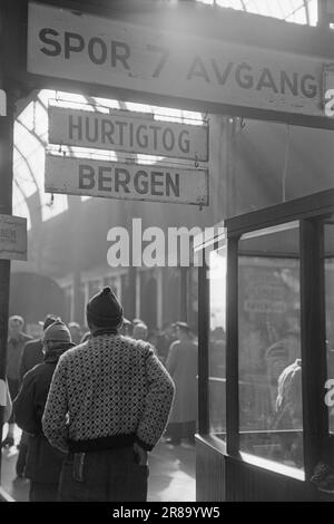 Ist 09-1949: Ende für dieses Jahr. Osterverkehr mit der Bergen Railway. Hier sind geschmackvolle Züge. Foto: Sverre A. Børretzen / Aktuell / NTB ***FOTO IST NICHT BILDVERARBEITET*** Stockfoto