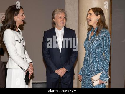 Die Prinzessin von Wales spricht mit Sir Paul McCartney und seiner Frau Nancy Shevell während eines Besuchs, um die National Portrait Gallery in London nach einem dreijährigen Renovierungsprogramm wieder zu eröffnen. Die Galerie hat seit der Schließung ihrer Türen im März 2020 eine umfassende Umgestaltung durchlaufen, die größte seit der Eröffnung des Gebäudes vor 127 Jahren. Foto: Dienstag, 20. Juni 2023. Stockfoto