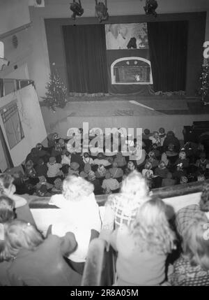 Tatsächlich 01-1947: Das Puppentheater die Kinder erobern die Theater zu Weihnachten, Kindershows werden oft im ganzen Land aufgeführt. Aktuell hat 'eineinhalb Stunden mit dem Weihnachtsmann' im Studioteatret in Oslo besucht. Das Rönnblad-Paar, das das gesamte Theater mit insgesamt 300 Puppen leitet, hat in schwedischen Grundschulen mehr als 5.000 Auftritte gegeben, und jedes Jahr werden die Auftritte von über 60.000 Kindern gesehen. Foto: Aktuell/NTB ***FOTO NICHT VERARBEITET*** Stockfoto