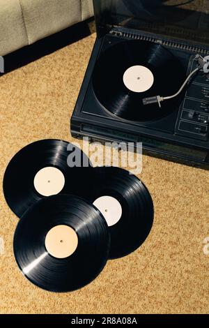 Eine Sammlung von Schallplatten mit einem Plattenspieler. Stockfoto