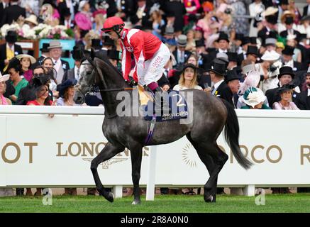 Berkshire Shadow reitet von Oisin Murphy geht vor den Queen Anne Stakes auf den Posten am ersten Tag von Royal Ascot auf der Rennbahn Ascot, Berkshire. Foto: Dienstag, 20. Juni 2023. Stockfoto