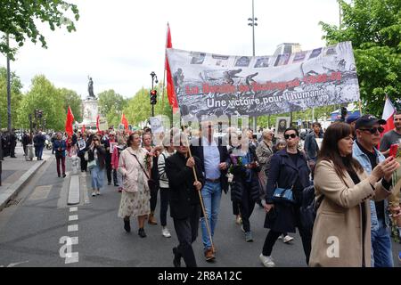 Das unsterbliche Regiment in Paris, Siegesfeier, Mai 9, von Anhängern Russlands und Präsident Putin Stockfoto