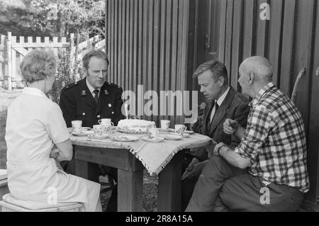 Tatsächlich 22 - 2 - 1974: DUS mit der Police Die Bezirkspolizei ist ein seltsames Phänomen, das als eine Art Pufferzone zwischen dem gewöhnlichen Polizisten und dem Jungen auf der Straße agiert. Der Zweck besteht in erster Linie darin, Verbrechen zu verhindern. Current ist bei den Offizieren Helge Løhren und Lars Stubstad. Foto: Ivar Aaserud / Aktuell / NTB ***FOTO NICHT ABGEBILDET*** Stockfoto