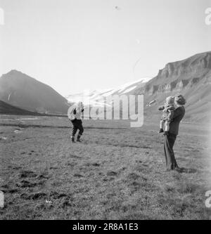 Derzeit 19-4-1947: Englische Dame in Svalbardenglisches Stadtmädchen für Polarnächte in Svalbard. Mrs. Kitty Thorbergsen traf Liebe in London, als sie als Bürodame im britischen Luftfahrtministerium arbeitete. In der Pension, in der sie wohnte, zog der Norweger per Thorbergsen schließlich ein, und es kam süße Musik. Jetzt sind sie verheiratet, haben Kinder und leben in Svalbard, wo per derzeit stationiert ist. Helge Ingstad t.v. Foto: Th. Skotaam/Aktuell/NTB ***FOTO NICHT VERARBEITET*** Stockfoto