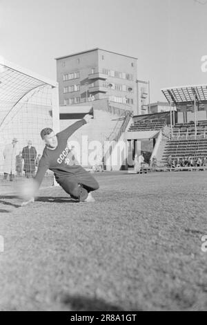 Aktueller 23.-3.-1947: Dynamo Skeid im WintermodeDas Spiel „Dynamo“-„Skeid“ in Bislett war in jeder Hinsicht eines der seltsamsten Fußballspiele auf dem norwegischen Spielfeld. Vor und während des Spiels schneite es heftig, und das Gras war weiß und hart mit Schneewehen, als die Spieler ihren Auftritt machten und von 32.000 Zuschauern gefeiert wurden - ein Rekord in Bislett. Es war eine Demonstration guten Fußballs. „Tigeren“ Chornitsj, der phänomenale Torwart von Dynamo, in Aktion vor dem Spiel in Bislett. Das Bild wurde mit 1/500 Sekunden aufgenommen, und wenn Sie noch immer die Bewegung des Balls sehen, bedeutet das, dass seine Stockfoto