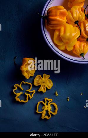 Frische gelbe Paprika auf blauem Hintergrund Stockfoto