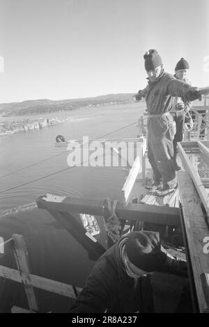 Aktuell 50-6-1960: In Brevik wird eine Brücke gebaut. Bald werden die endlosen Schlangen an Autos vor der Fähre Brevik-Stathelle ein Ende haben, da in Brevik eine Brücke gebaut wird. Foto: Sverre A. Børretzen / Aktuell / NTB ***FOTO NICHT IMAGE PROCESSED*** Stockfoto