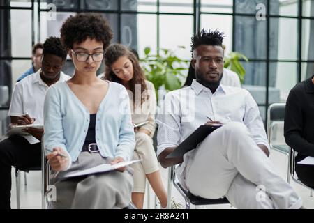 Geschäftsleute, Die Im Konferenzraum Diskutieren Stockfoto