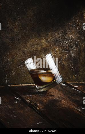 Brandy-Glas im rustikalen Hintergrund und rustikaler Holztisch. Stockfoto