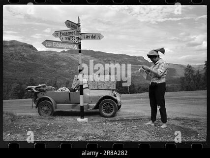 Aktuell 32-7-1960: Im Flug mit alten Rädern. Kann eine junge Dame von heute ein launisches altes Auto auf harten Bergstraßen beherrschen? Sverre A. Børretzen beschreibt eine kühne Reise Oslo - Årdal - Oslo mit dem Buick Ambrosius (41 Jahre alt), der von Brit Hedberg (21 Jahre alt) gefahren wird. Foto: Sverre A. Børretzen / Aktuell ***FOTO IST NICHT BILDVERARBEITET*** Stockfoto