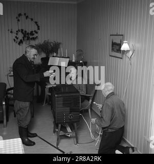 Aktuell 55-4-1960: Die ganze Welt kam nach Odalen. Das Rote Kreuz hat Geld für den Kauf eines Fernsehers für das Altenheim von Sør-Odal gesammelt. Zum ersten Mal in ihrem Leben sahen die Antiker eine riesige und wundervolle Welt mit Menschen, Städten und Nationen, von denen sie kaum gehört hatten. Foto: Aage Storløkken / Aktuell / NTB ***FOTO NICHT VERARBEITET*** Stockfoto