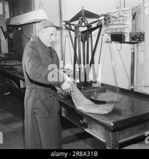 Aktuell 6-2-1960: Geburt und Tod der Krone Aktuell folgte dem Erstellungsprozess eines Kronenstücks in Mynta. Foto: Ivar Aaserud / Aktuell / NTB ***FOTO NICHT ABGEBILDET*** Stockfoto