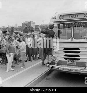 Derzeit 33-1-1960: Wenn die nordischen Menschen mit dem Bus ins Ausland fahren, ist das die beste aller Zeiten. Unter lautem Gesang und mit Magenpillen in ihren Koffern werden nationale Grenzen in Scharen gebrochen. In diesem Bericht sind die Personen in den Bildern und im Text nicht identisch. Mögliche Ähnlichkeit ist rein zufällig. Foto: Ivar Aaserud / Aktuell / NTB ***FOTO NICHT ABGEBILDET*** Stockfoto