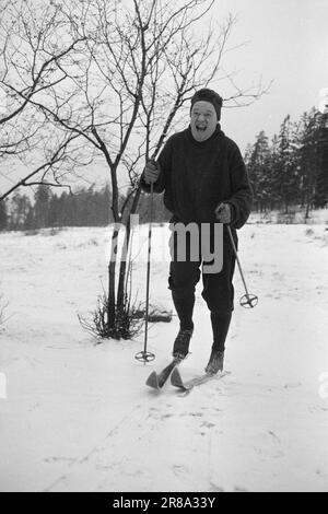 Aktuell 10-6-1960: Kirkvaag zum Film Rolf Kirkvaag ist dem Film als leitender Arzt in Arne Skouens neuem Film „Omringet“ beigetreten - über Major Hauglings dramatische Tage in der Frauenklinik von Rikshospitalet während des Krieges. Hier fährt er Ski. Foto: Ivar Aaserud / Aktuell / NTB ***FOTO NICHT ABGEBILDET*** Stockfoto