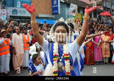 Sylhet, Sylhet, Bangladesch. 20. Juni 2023. Rath Yatra wurde in Sylhet in festlicher Atmosphäre gefeiert. Etwa 50.000 Anhänger Sanatanas nahmen an der Rath Yatra Teil, um für den Segen von Lord Jagannath, Lord Baladev und Mutter Subhadra Devi zu beten. (Kreditbild: © MD Akbar Ali/ZUMA Press Wire) NUR REDAKTIONELLE VERWENDUNG! Nicht für den kommerziellen GEBRAUCH! Kredit: ZUMA Press, Inc./Alamy Live News Stockfoto