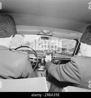 Aktuell 15-5-1960: Das dritte aufschlussreiche Auge die Polizei von Oslo fährt heutzutage in einem Auto mit sechs wachsamen Augen auf den Verkehr, zwei Polizisten und zwei automatischen Kameras. Mit Letzteren kann man nicht streiten. Über einen elektrischen Auslöser registrieren sie automatisch die Illegalitäten, nüchtern und zuverlässig. Ein Gerät nimmt Nahaufnahmen des Autos mit dem Kennzeichen auf, das andere nimmt das Übersichtsbild auf, das später dem Gericht präsentiert werden kann und hohe Anwaltskosten spart. Für ein paar Sekunden war der Autofahrer eine tödliche Gefahr für sich selbst und andere Verkehrsteilnehmer, als er seinen Fuß auf T setzte Stockfoto