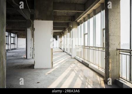 Sonniger Tag, Sonnenlicht im neu erbauten Haus. Stockfoto