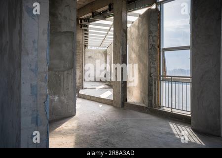 Sonniger Tag, Sonnenlicht im neu erbauten Haus. Stockfoto