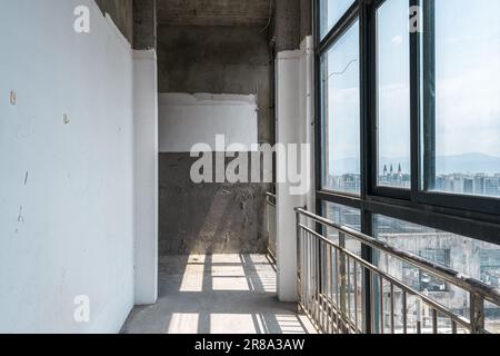 Sonniger Tag, Sonnenlicht im neu erbauten Haus. Stockfoto