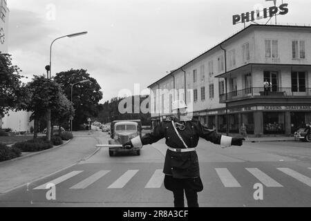 Aktuell 30-5-1960: Tod durch Geschwindigkeit GrinerSpeed Tod Grinsen hinter dem Steuer. Riesige Autokolossusen, wie Lokomotiven, fahren durch die dicht besiedelten Gebiete entlang der Straßen. Die Verkehrspolizei ist ständig auf der Suche und überwacht Schwertransporte mit Radar. Foto: Ivar Aaserud / Aktuell / NTB ***FOTO NICHT ABGEBILDET*** Stockfoto