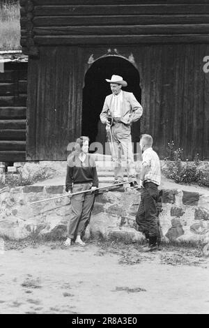 Tatsächlich 29-8-1960: Vierzehn Tage für eine Stunde. Norsk TV funktionierte Tag und Nacht vor dem St. Hans-Programm aus dem Volksmuseum. Sigbjørn Berholft Osa (Centre)Foto: Ivar Aaserud / Aktuell / NTB ***Foto nicht image PROCESSED*** Stockfoto