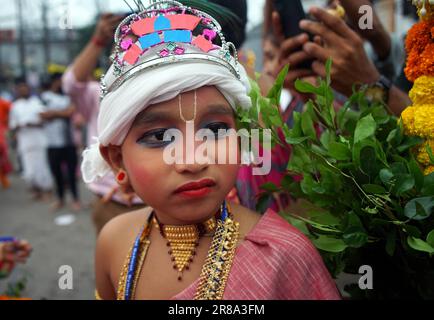 Sylhet, Sylhet, Bangladesch. 20. Juni 2023. Rath Yatra wurde in Sylhet in festlicher Atmosphäre gefeiert. Etwa 50.000 Anhänger Sanatanas nahmen an der Rath Yatra Teil, um für den Segen von Lord Jagannath, Lord Baladev und Mutter Subhadra Devi zu beten. (Kreditbild: © MD Akbar Ali/ZUMA Press Wire) NUR REDAKTIONELLE VERWENDUNG! Nicht für den kommerziellen GEBRAUCH! Kredit: ZUMA Press, Inc./Alamy Live News Stockfoto