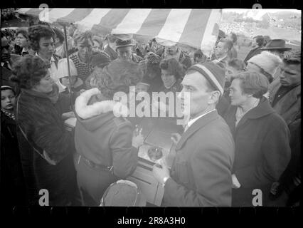 Actual 47-4-1960 : luftiger Schwebeflug ohne Schnee Bergen's Ski Circle zusammen mit Fana Idrettslag und Hoppsportens Freunden organisierten Rennen in Lilletvedtbakken in Fana außerhalb von Bergen. Der Abflusskanal war mit zerstoßenem Eis von Bergen Fiskeinwiesi überzogen. Foto: Sverre A. Børretzen / Aktuell / NTB ***FOTO NICHT IMAGE PROCESSED*** Stockfoto