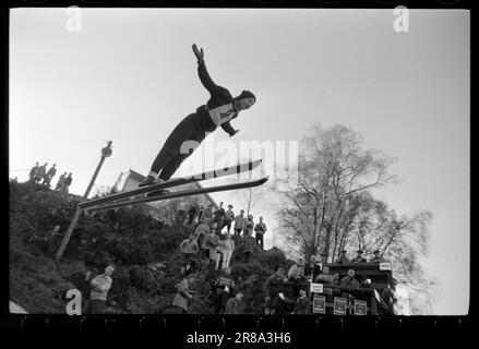 Actual 47-4-1960 : luftiger Schwebeflug ohne Schnee Bergen's Ski Circle zusammen mit Fana Idrettslag und Hoppsportens Freunden organisierten Rennen in Lilletvedtbakken in Fana außerhalb von Bergen. Der Abflusskanal war mit zerstoßenem Eis von Bergen Fiskeinwiesi überzogen. Foto: Sverre A. Børretzen / Aktuell / NTB ***FOTO NICHT IMAGE PROCESSED*** Stockfoto