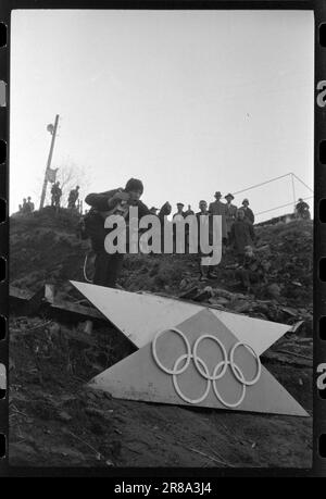 Actual 47-4-1960 : luftiger Schwebeflug ohne Schnee Bergen's Ski Circle zusammen mit Fana Idrettslag und Hoppsportens Freunden organisierten Rennen in Lilletvedtbakken in Fana außerhalb von Bergen. Der Abflusskanal war mit zerstoßenem Eis von Bergen Fiskeinwiesi überzogen. Foto: Sverre A. Børretzen / Aktuell / NTB ***FOTO NICHT IMAGE PROCESSED*** Stockfoto